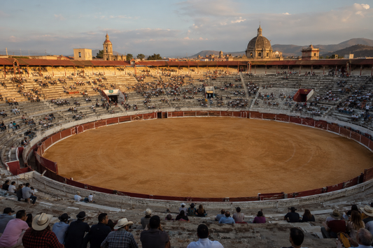 Plaza de toros tradicional en México antes de un festejo taurino